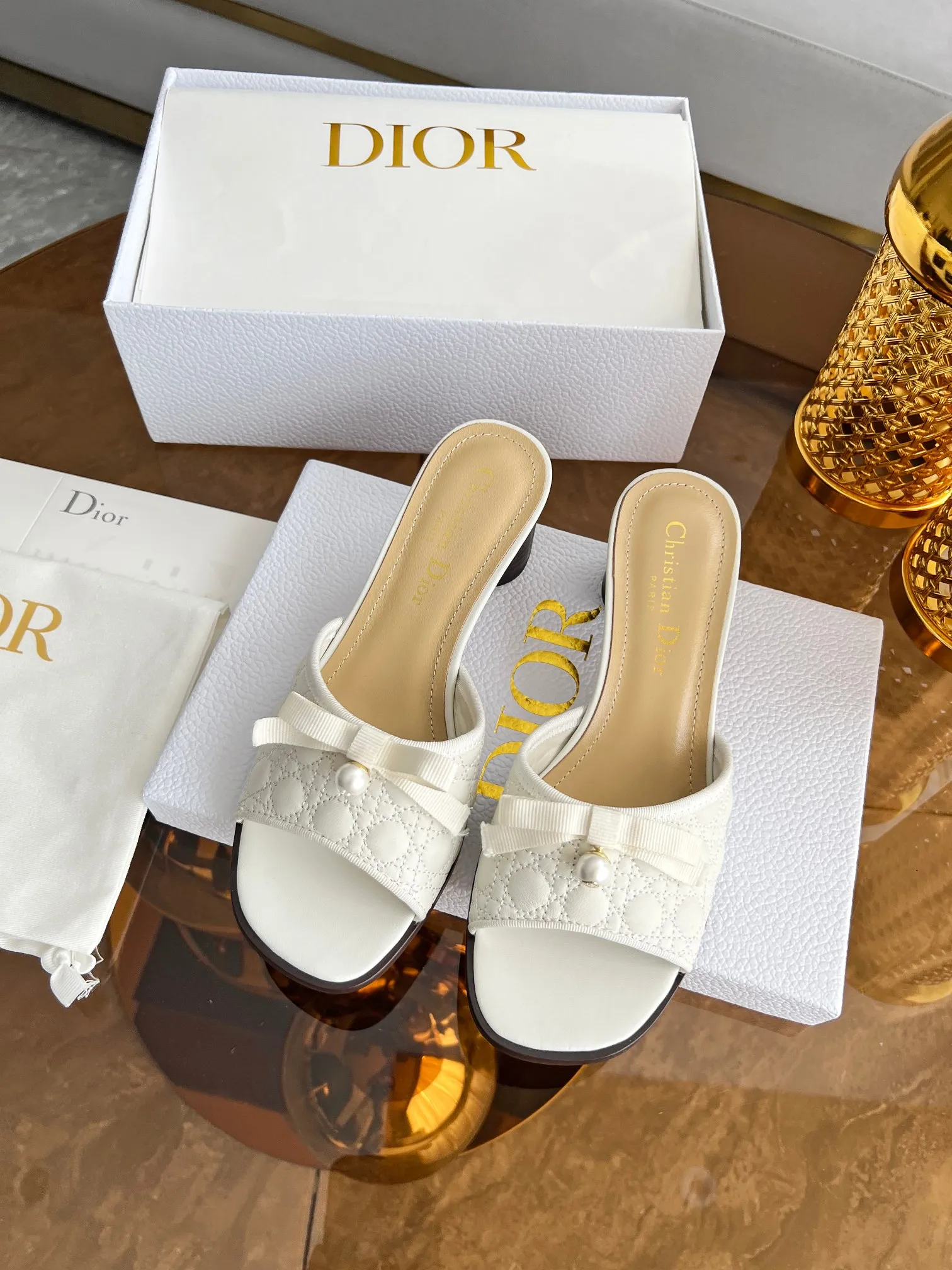 👟👟Ex-factory price 480👟👟 🔥🔥Hot model👟👟DIOR 2025 early spring new product top version~ Original mold opening, 1:1 reproduction, original Italian last, purchasing agent level, original order quality. The Dway heeled sandals reinterpret Dior's iconic piece for an elegant look. The upper's delicate buckle strap highlights the 'CHRISTIAN DIOR' signature embroidery. Exquisite style. It is an ideal item to match with formal looks. ✅Outsole: original leather outsole imported from Italy. The sole is decorated with Christian Dior's lucky star symbol. ✅Size: 35～39 (40-41🉑customized). ✅Packaging: full set of original counter packaging.